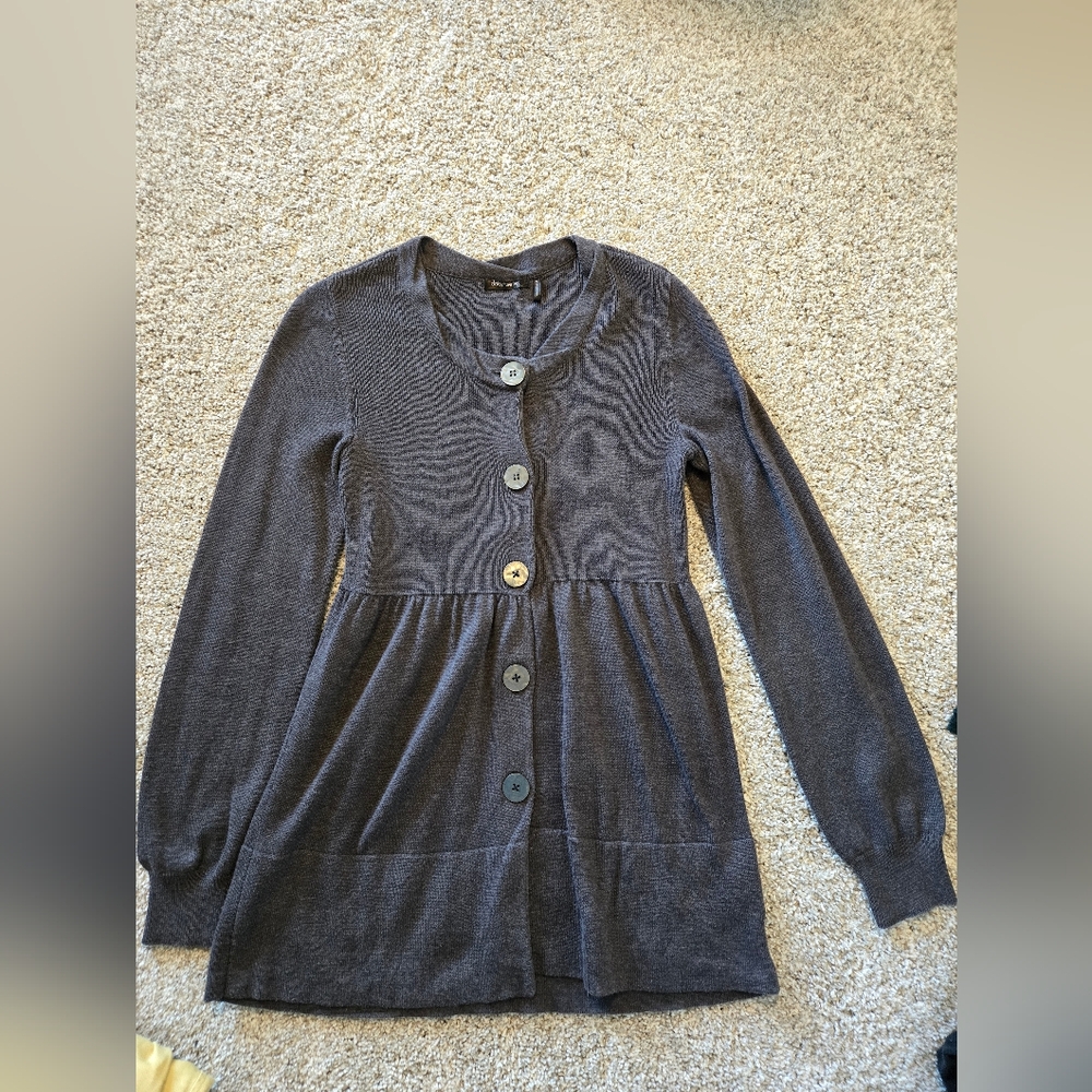 Daisy Fuentes gray sweater blouse